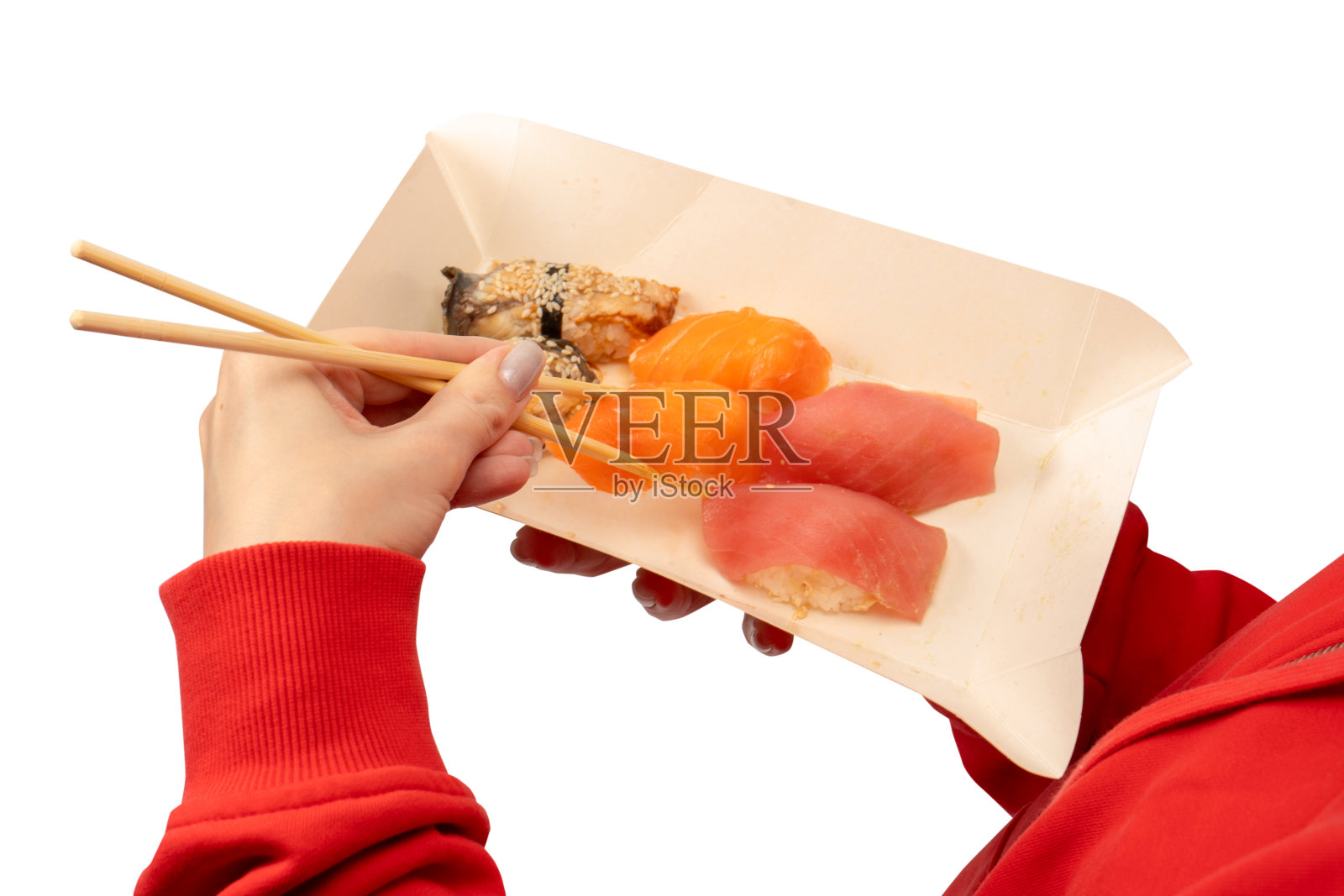 食品交付。一个女人手里拿着寿司卷的盒子被孤立了。照片摄影图片