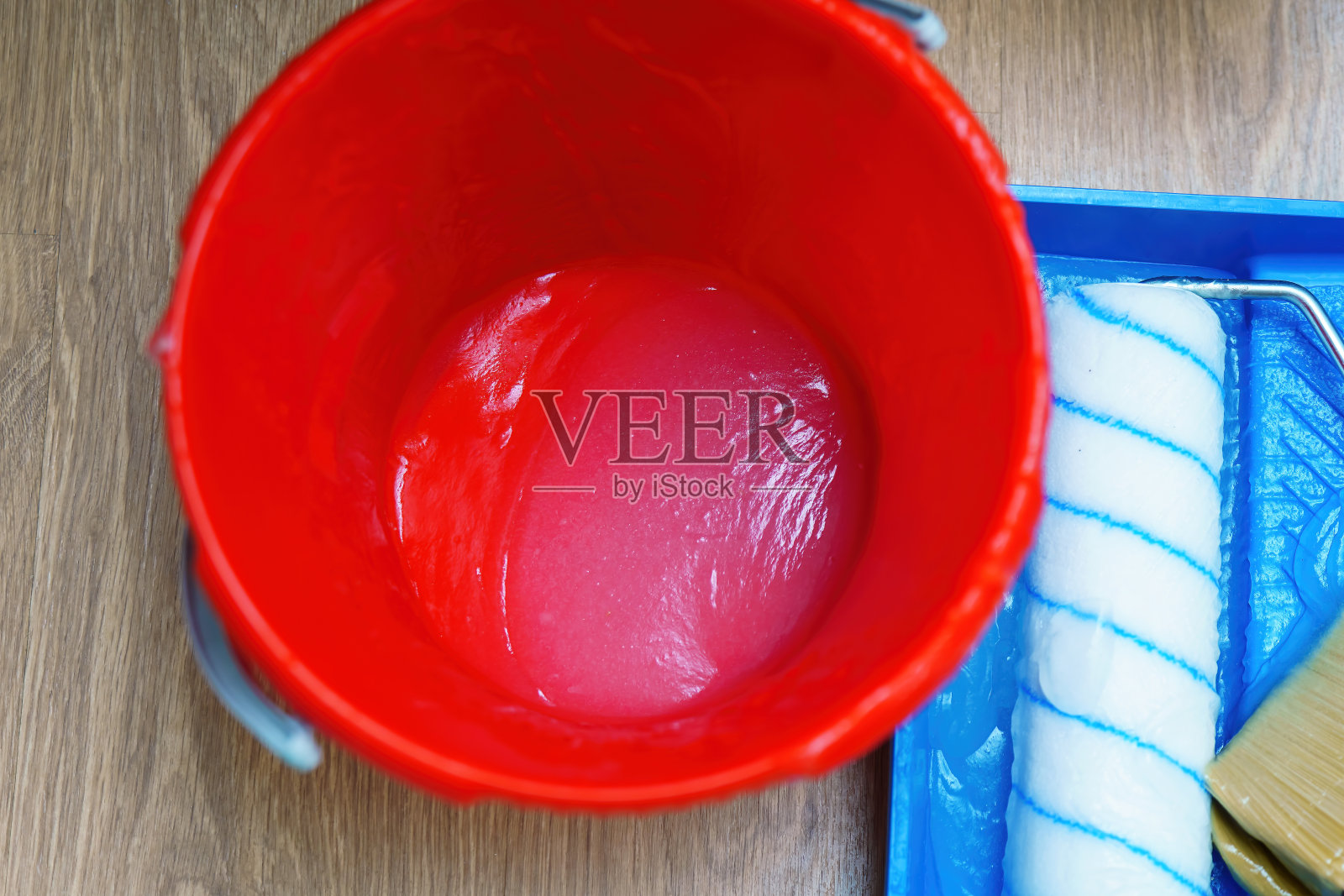 半透明的墙纸胶在一个红色的桶里照片摄影图片