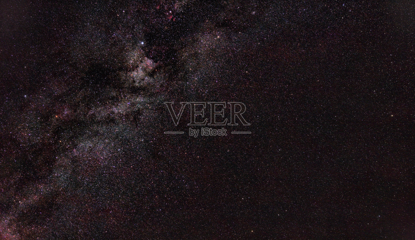 用广角镜头拍摄的银河星空。照片摄影图片