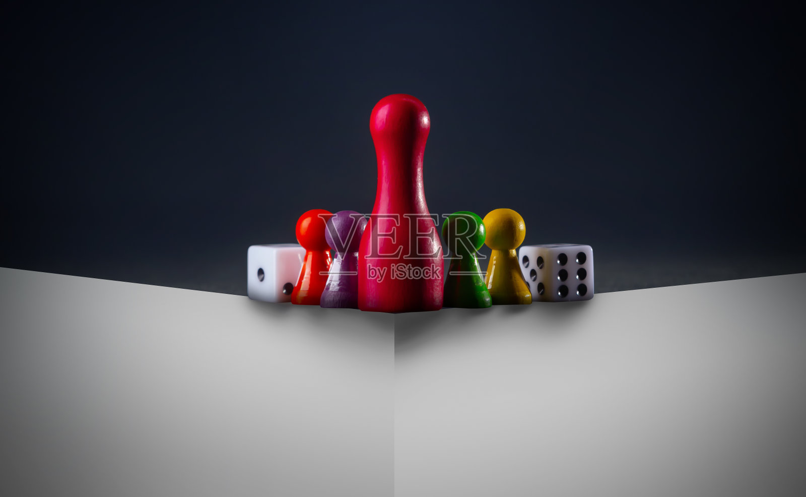 桌游概念玩游戏的时间。许多不同的数字和骰子。黑色背景的文字自由空间照片摄影图片