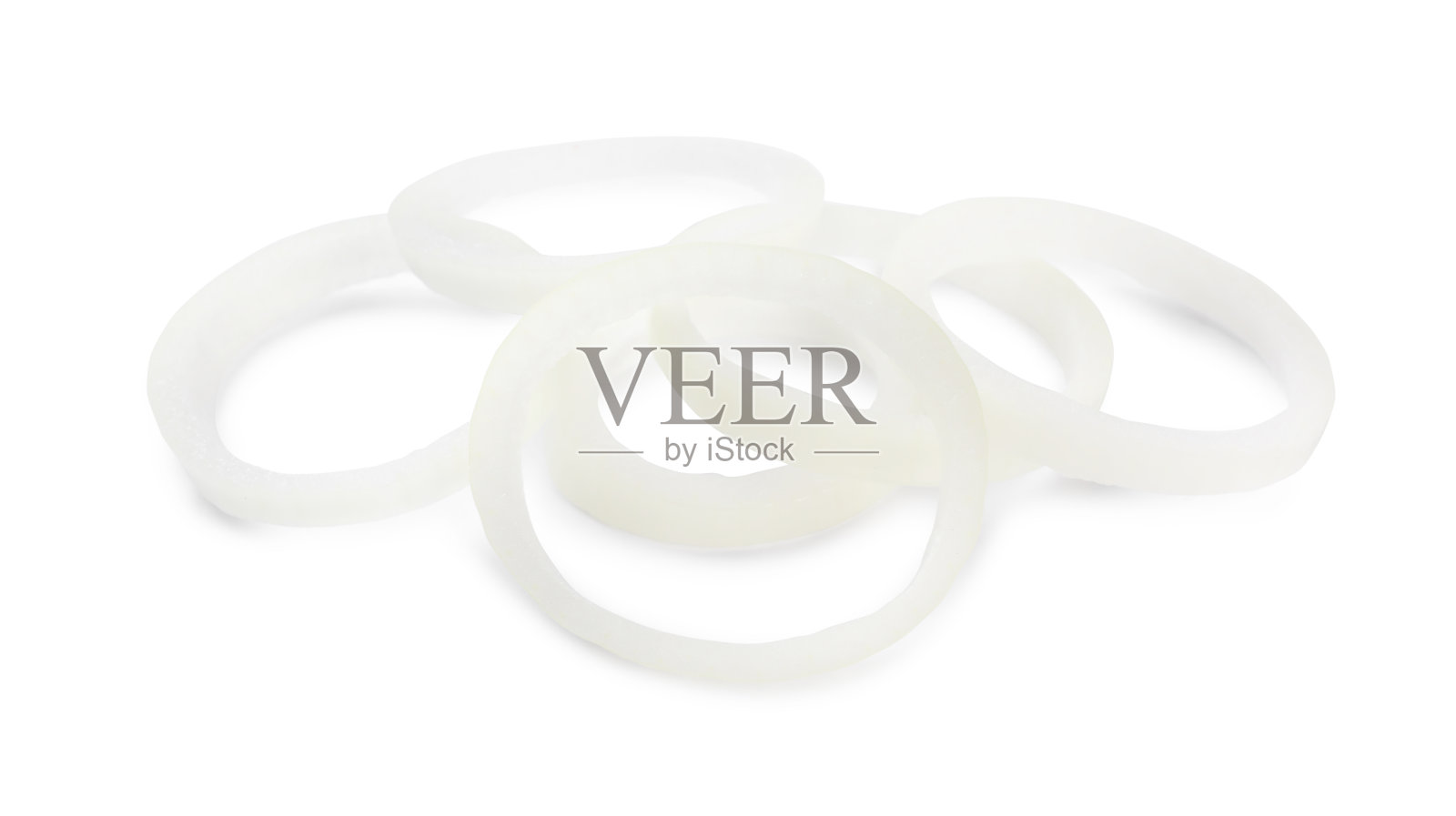 白色背景上新鲜成熟的洋葱圈照片摄影图片