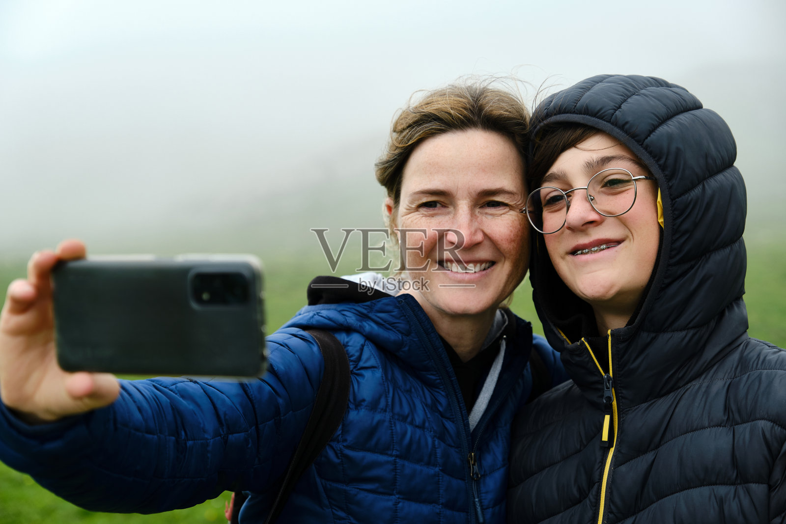 一对母子在雾蒙蒙的大自然中自拍照片摄影图片