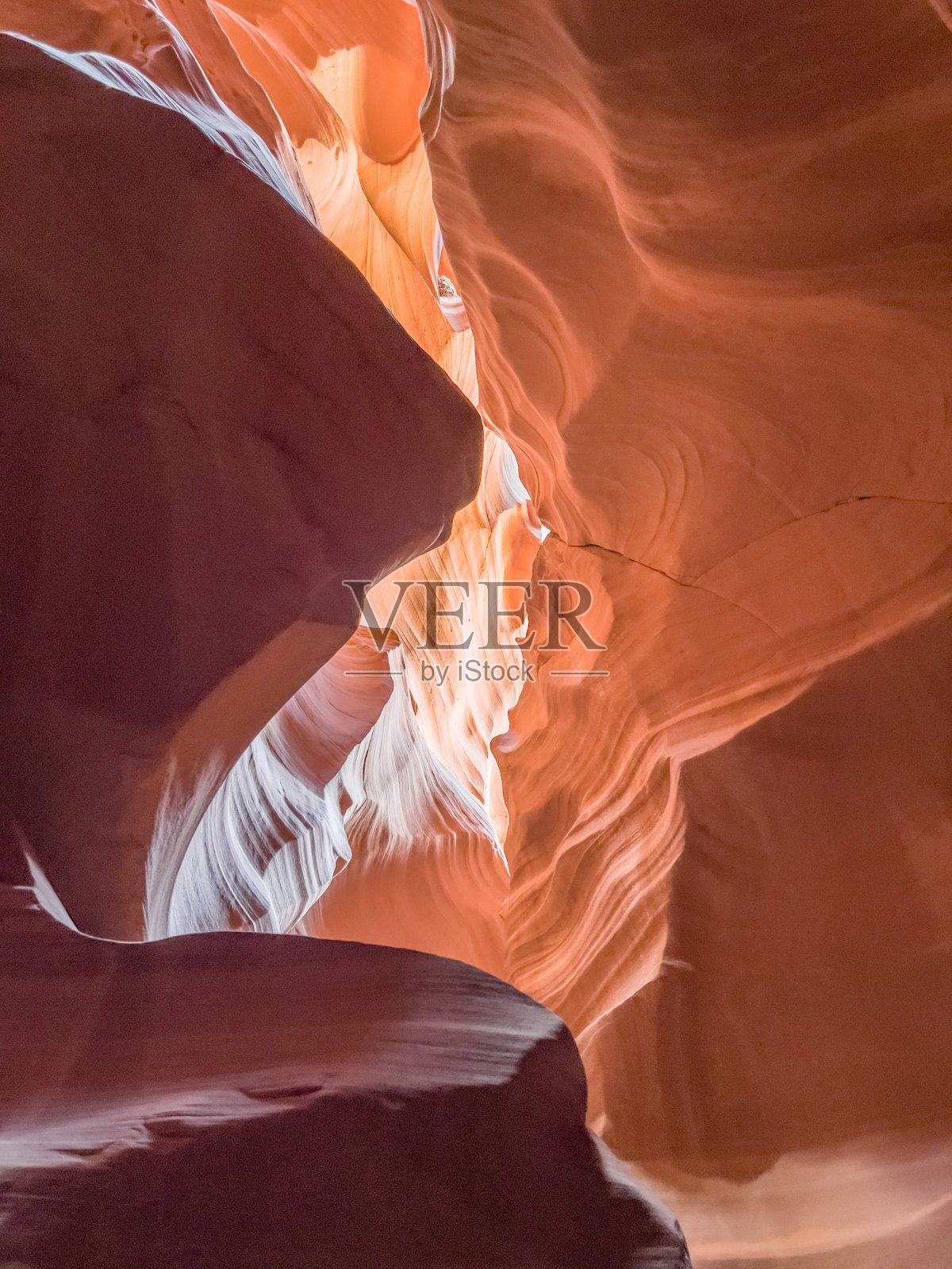 沙漠狭缝峡谷的光影对比照片摄影图片