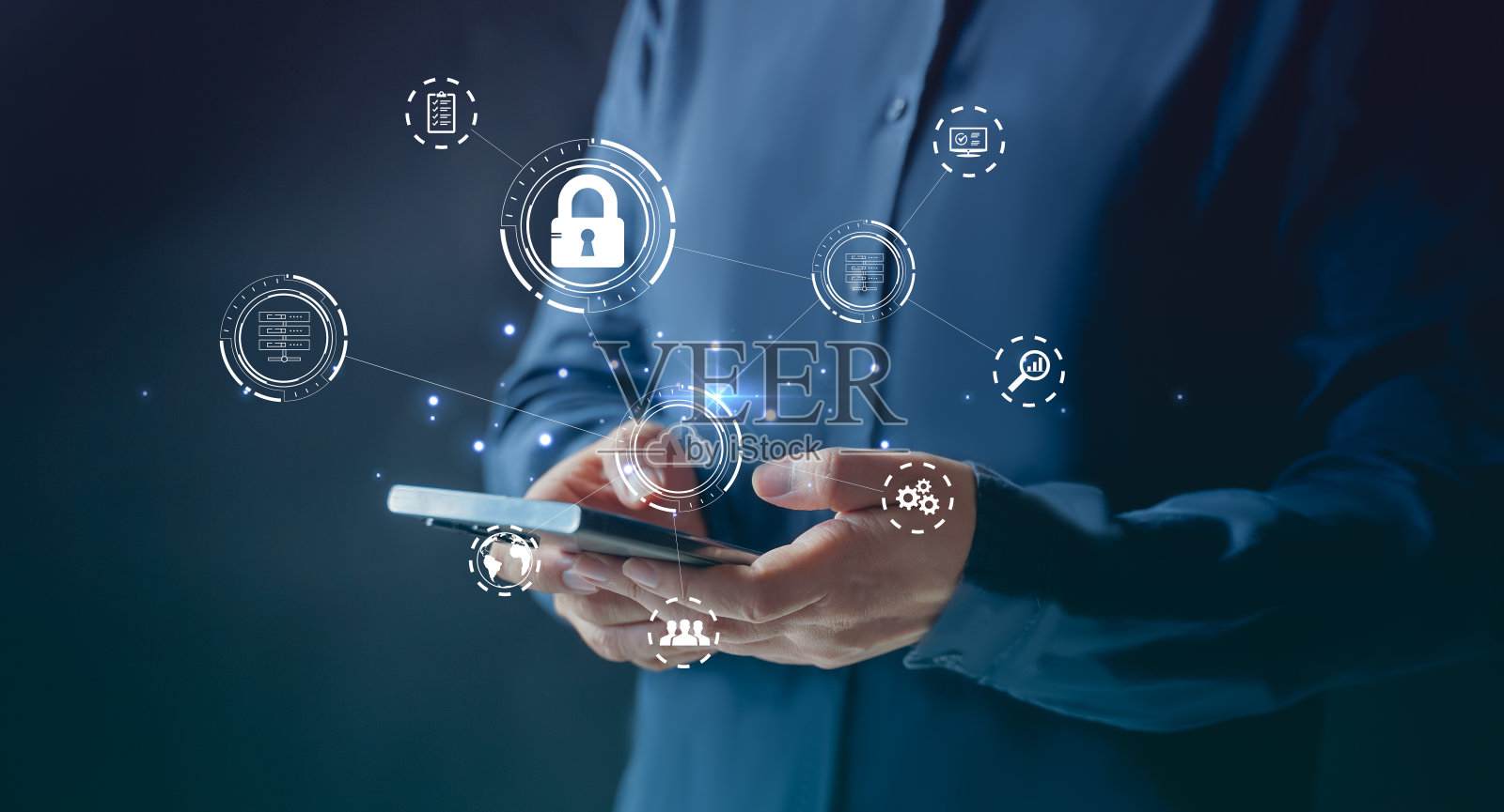 大数据分析和商业智能概念,数字屏幕界面上的图表和图形图标以及后台的商人照片摄影图片