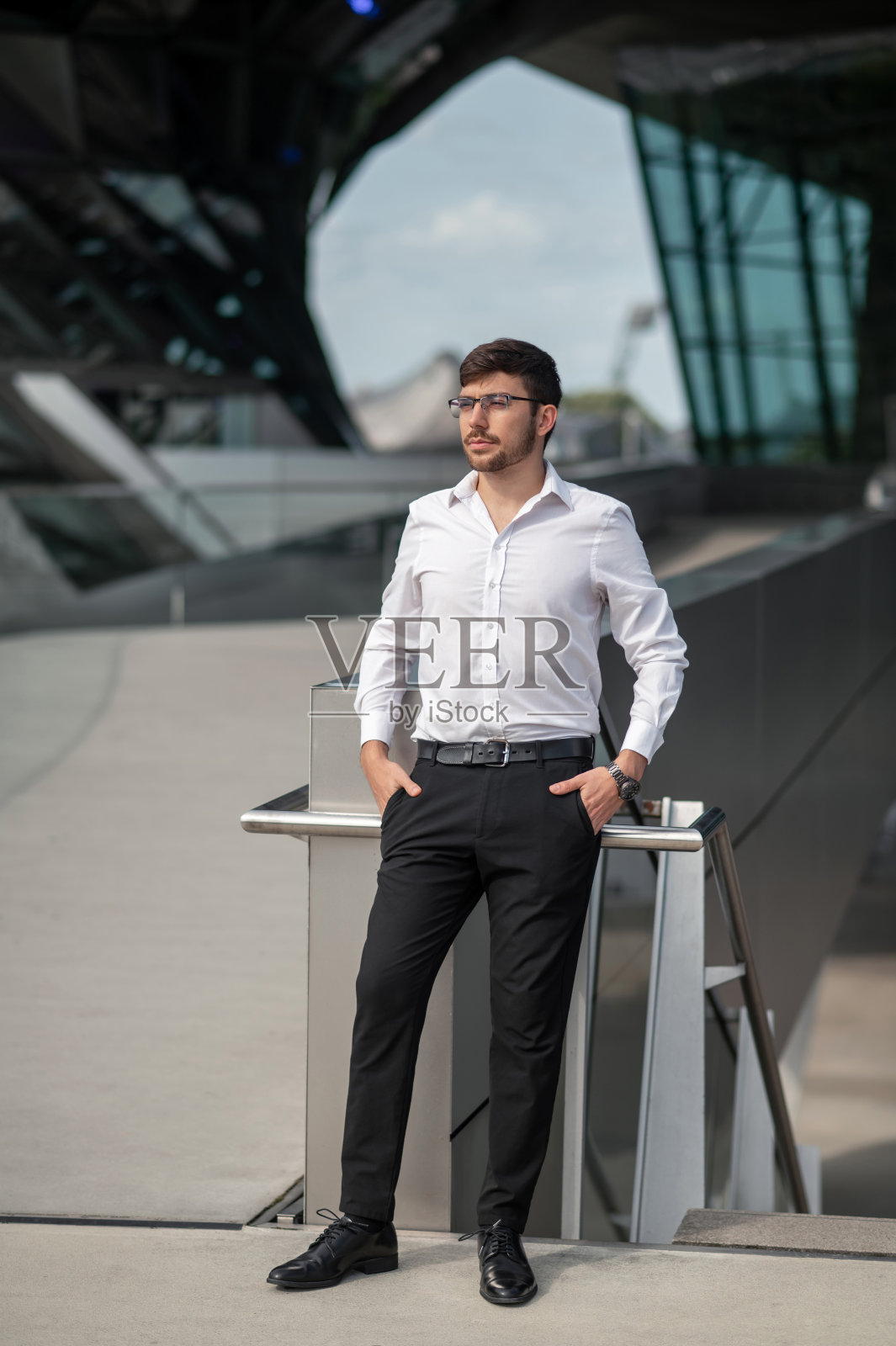 英俊的年轻人在优雅的服装在城市背景照片摄影图片