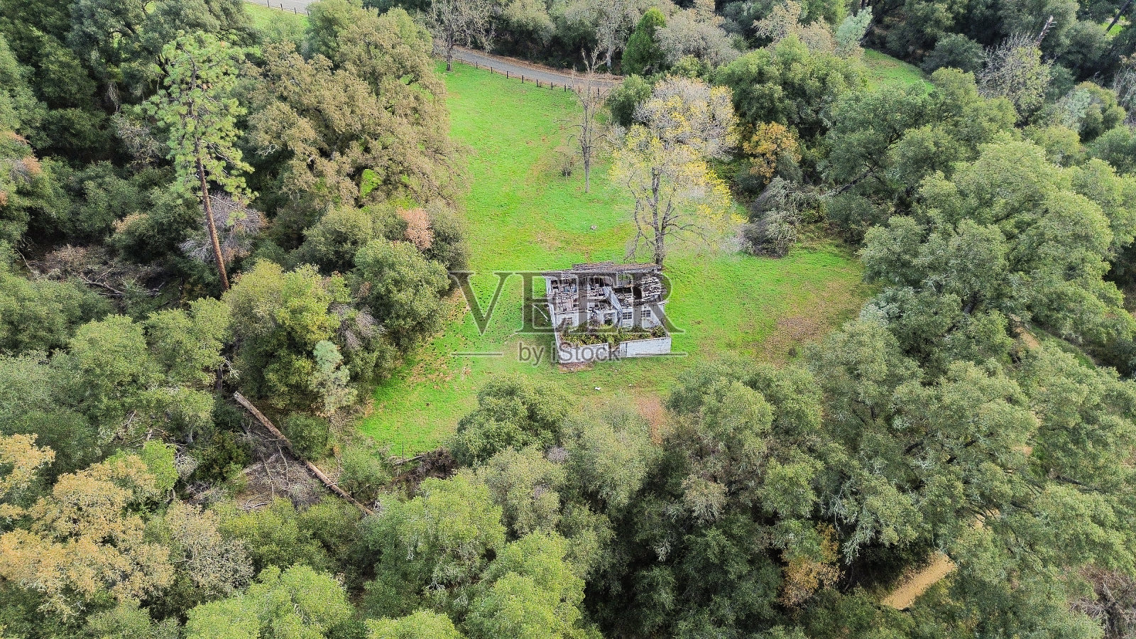 无人机在废弃之家上空飞行照片摄影图片