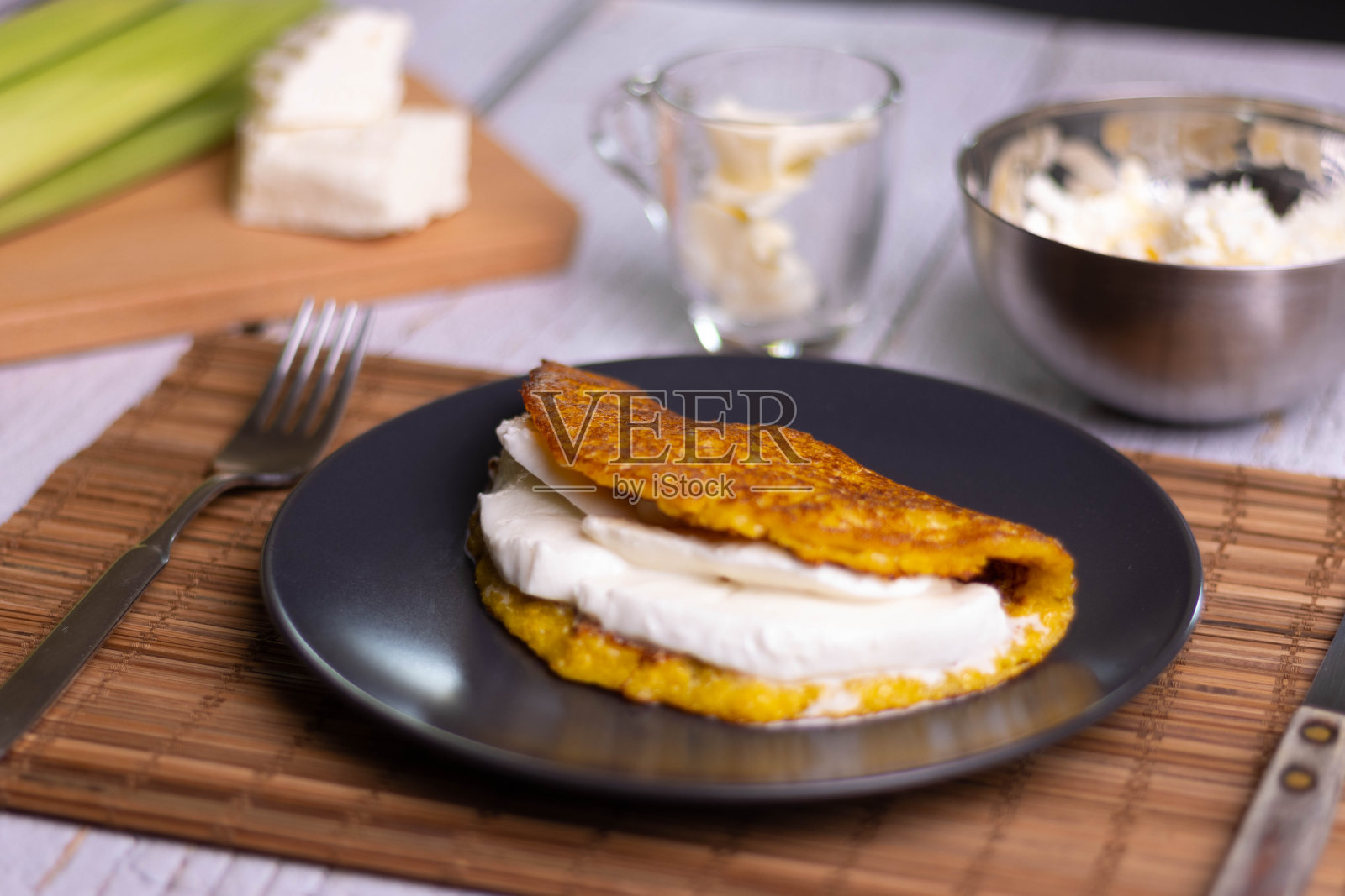 白奶酪玉米薄饼,典型的委内瑞拉菜。照片摄影图片