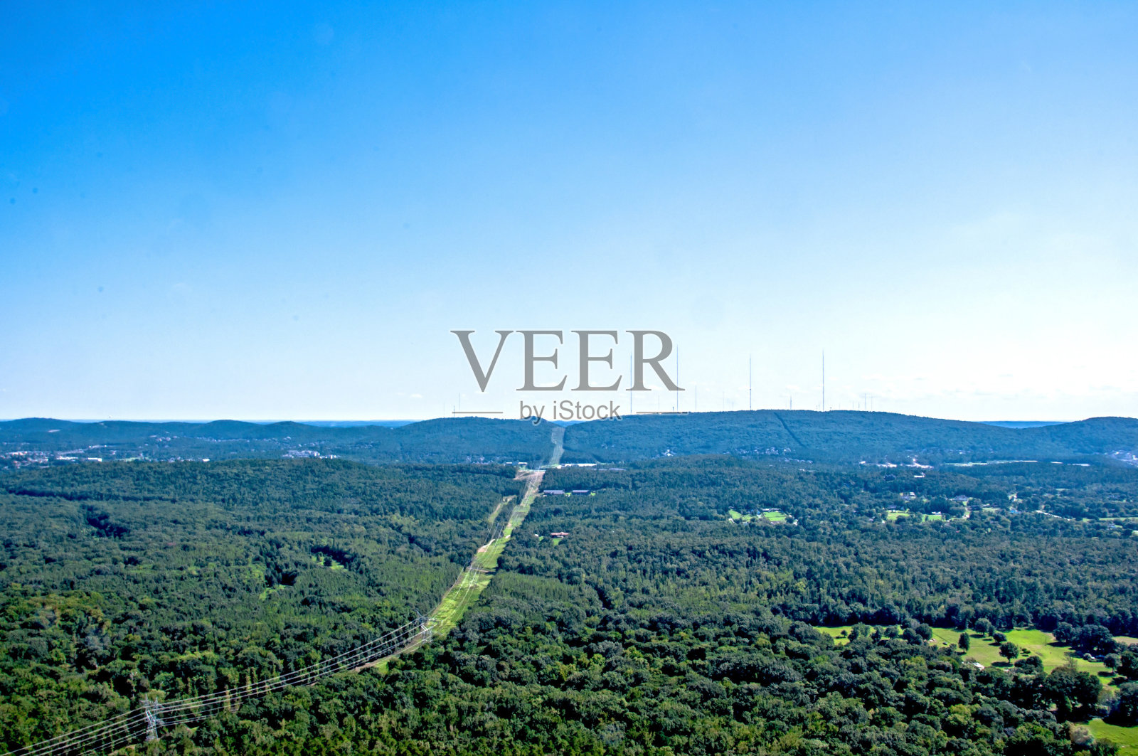 从高处俯瞰小石城、AR和周围的森林照片摄影图片