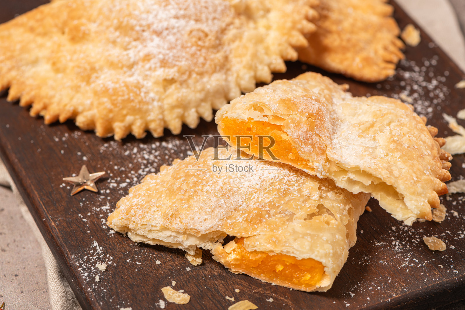 来自葡萄牙雷亚尔维拉的传统葡萄牙修道院甜点,名为“加洛基督”。照片摄影图片