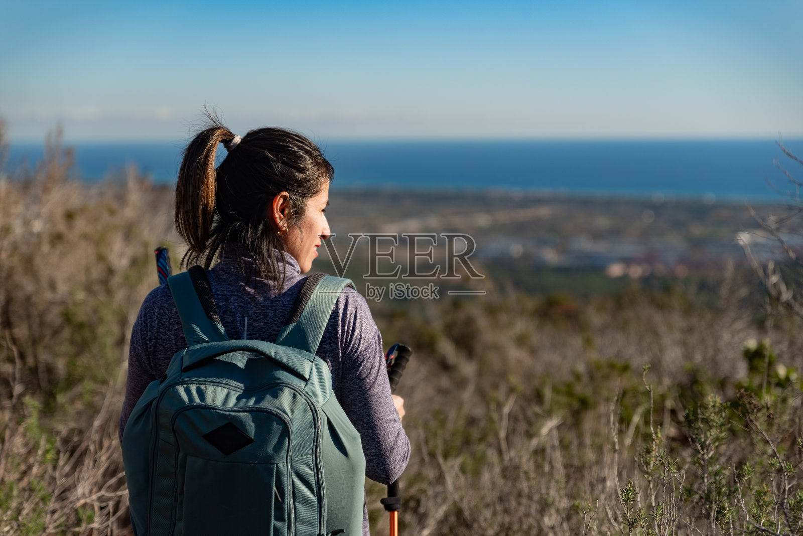 女人从山上欣赏风景和大海。照片摄影图片