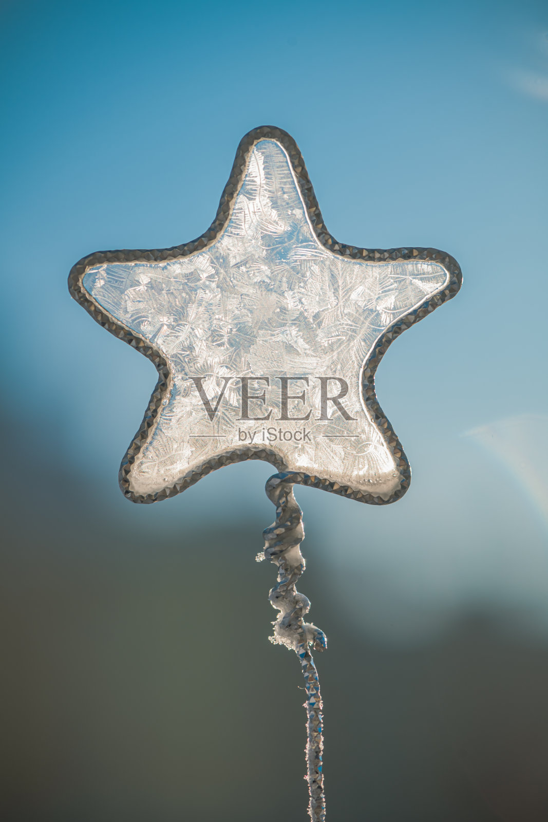 概念冬天,霜冻。美丽的霜纹上一颗星形,肥皂泡,冰天雪地照片摄影图片