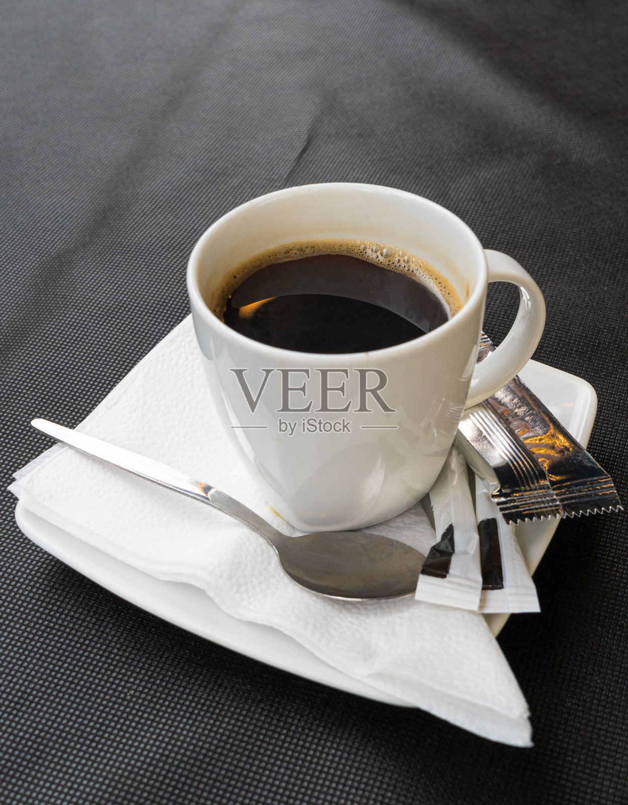 户外咖啡馆的新鲜黑咖啡,咖啡馆城市的咖啡杯,餐厅桌上的黑咖啡照片摄影图片