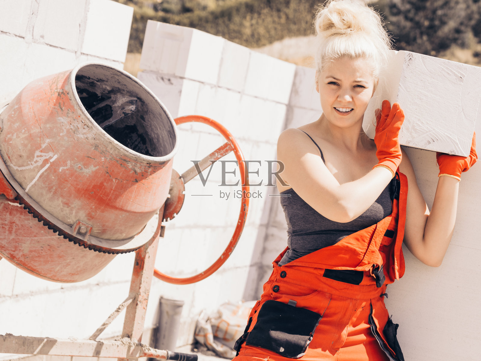 摆弄空气砖的妇女照片摄影图片