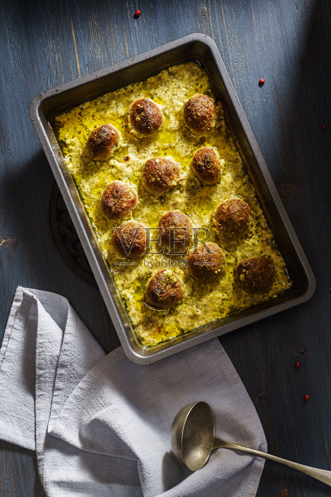 上面是在煎锅里淋上奶油汁的烤肉丸照片摄影图片