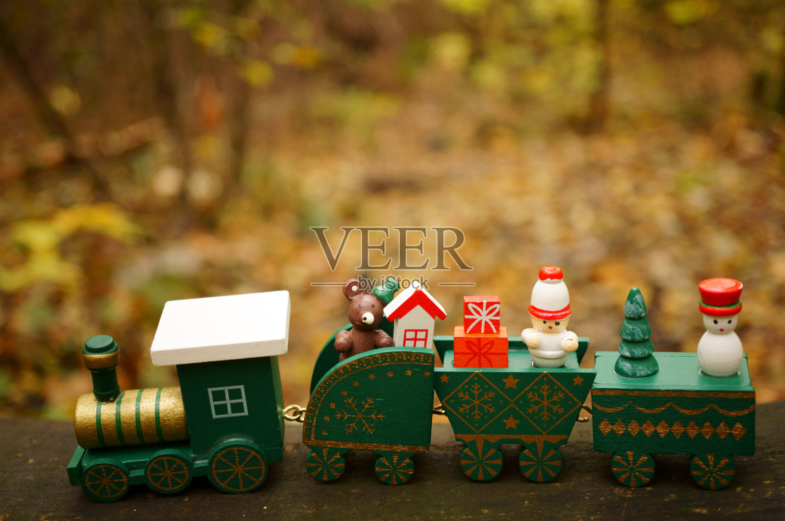 一列装满玩具的圣诞玩具火车。新年装饰。照片摄影图片