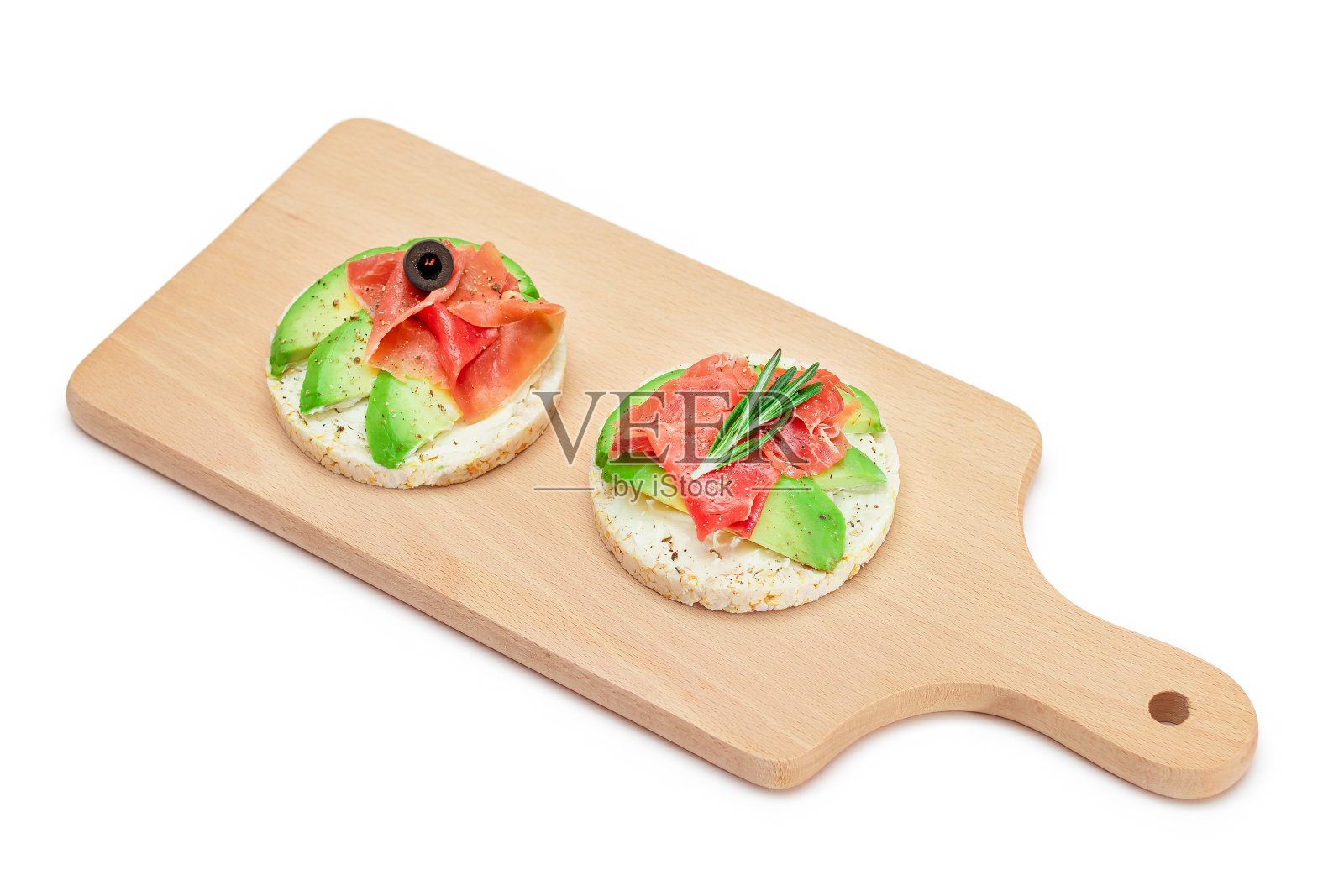 牛油果、火腿、橄榄和迷迭香米糕三明治照片摄影图片