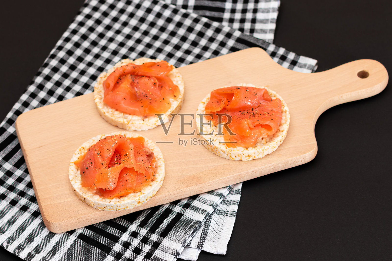 美味的年糕三明治配新鲜鲑鱼片照片摄影图片