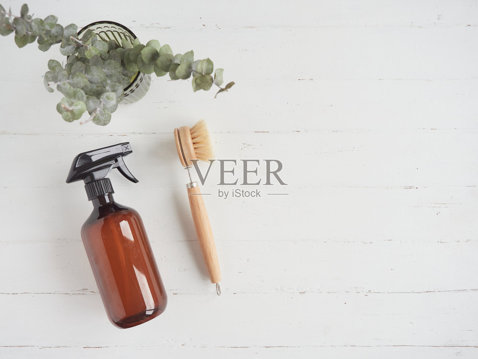 家居清洁零浪费。可重复灌装的清洁喷雾瓶,天然刷毛的木制刷子。平面构图与复制空间。照片摄影图片
