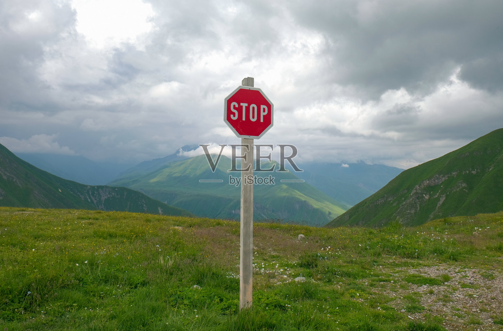 在低云下的山峰上的停车标志照片摄影图片