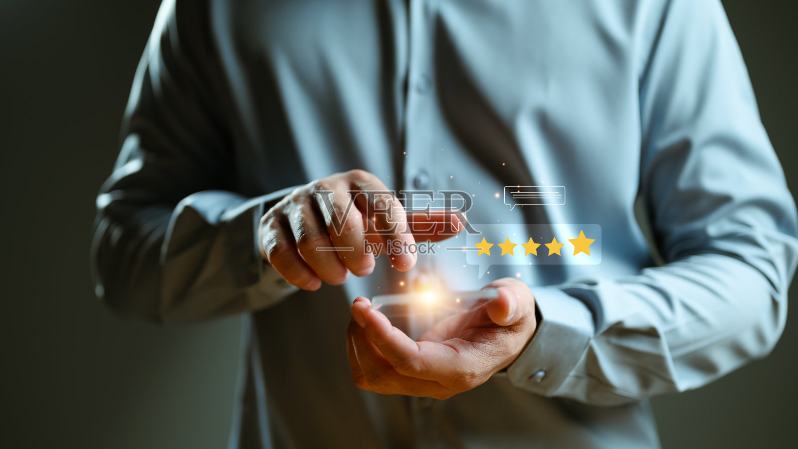 客户体验理念,客户使用智能手机的手为满意度提供最佳优质服务评级,并选择优秀评级五星。对产品和服务的良好反馈。照片摄影图片