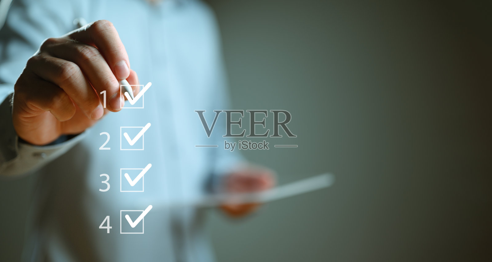 文件管理系统DMS。评估表格,问卷,检查表和剪贴板任务管理。在笔记本电脑上工作的商人的生产力清单和填写在线调查表格。照片摄影图片