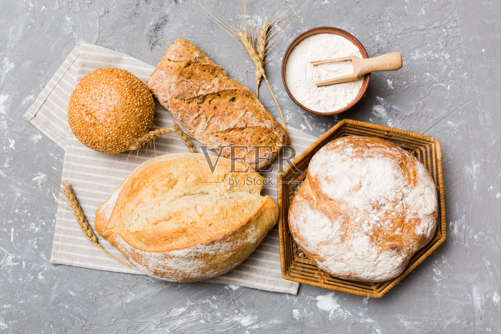 新鲜出炉的面包放在篮子里,在自然的背景下。俯视图面包复制空间照片摄影图片