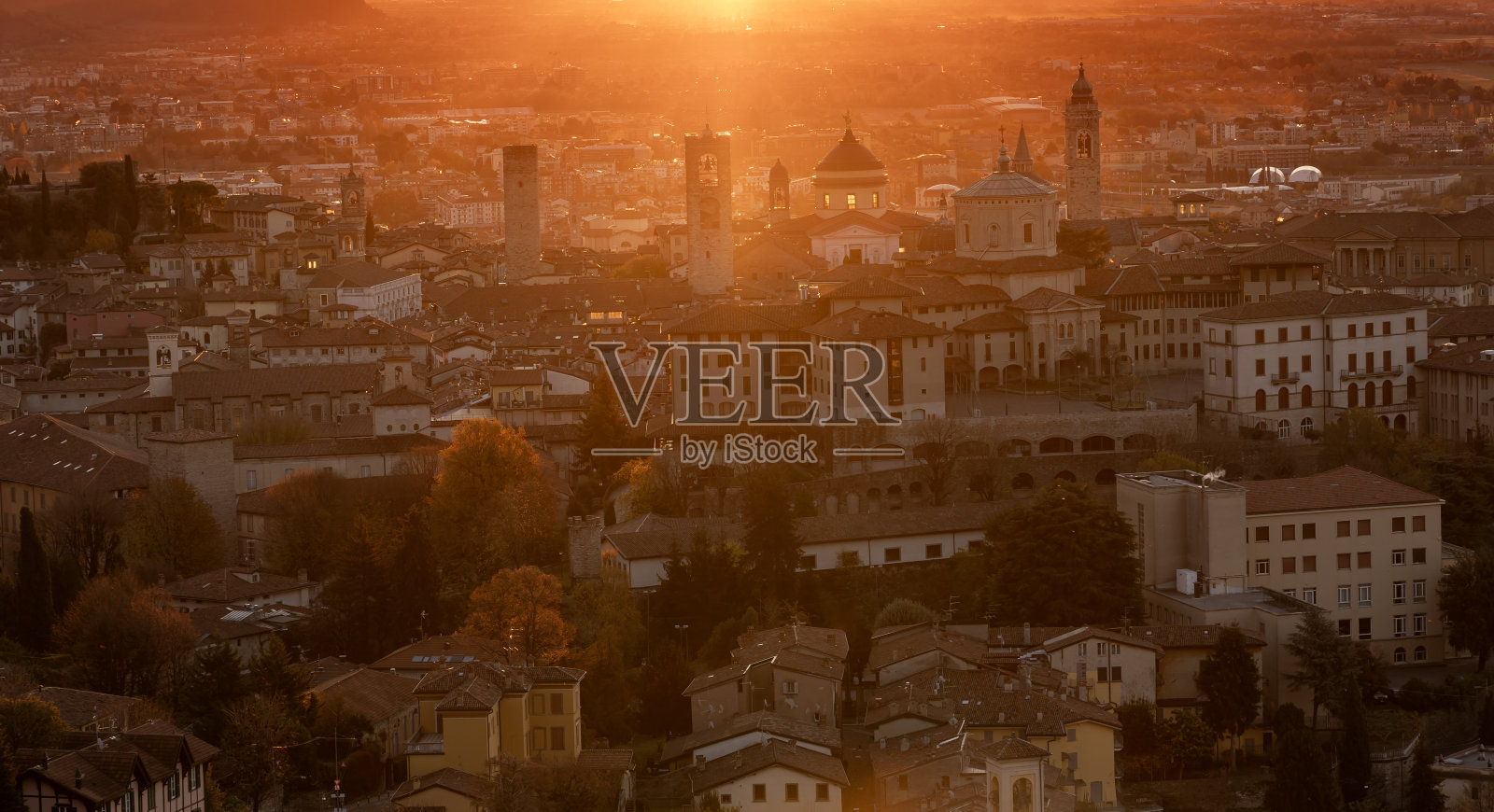意大利贝加莫。意大利最美丽的城市之一。清晨从圣维吉里奥山上看旧城的景色。橙色和红色比赛照片摄影图片