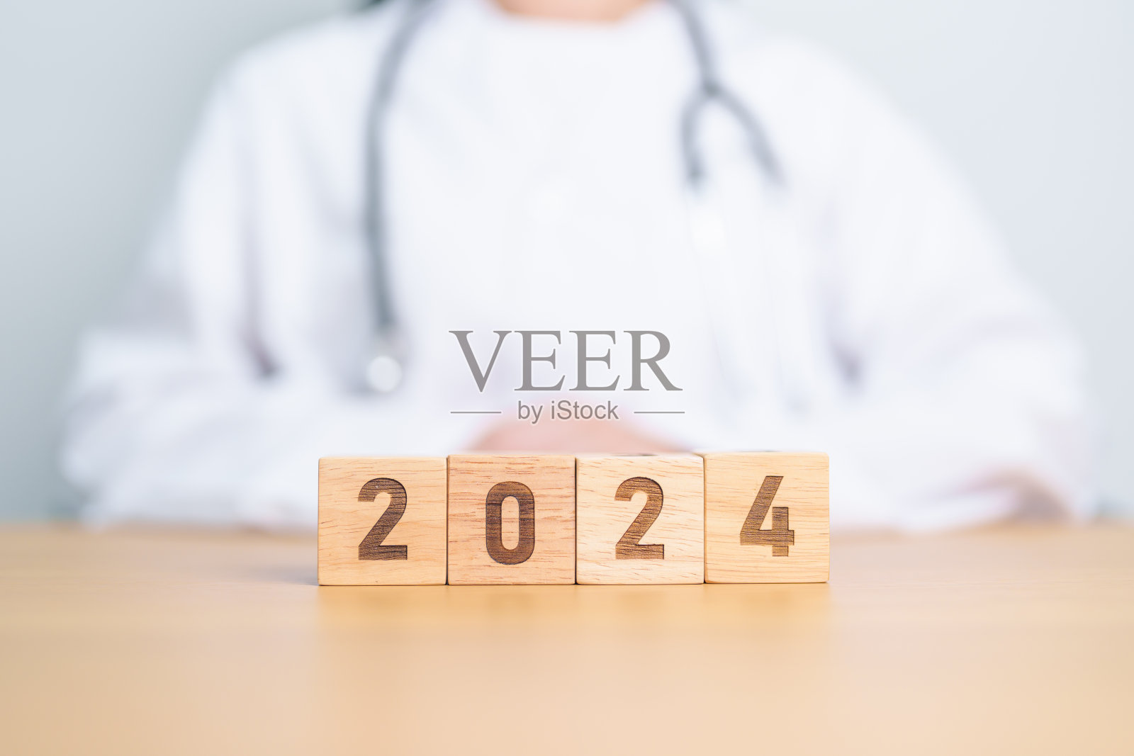 医生的手在2023到2024街区翻转。祝医疗、保健、保险和健康理念新年快乐照片摄影图片