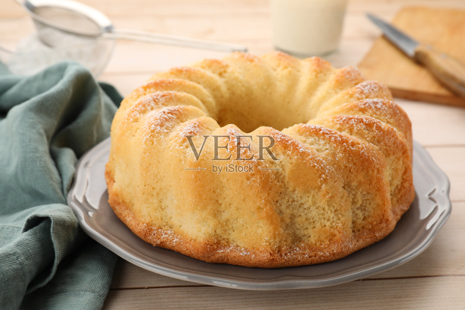 木桌上新鲜出炉的美味海绵蛋糕,特写照片摄影图片