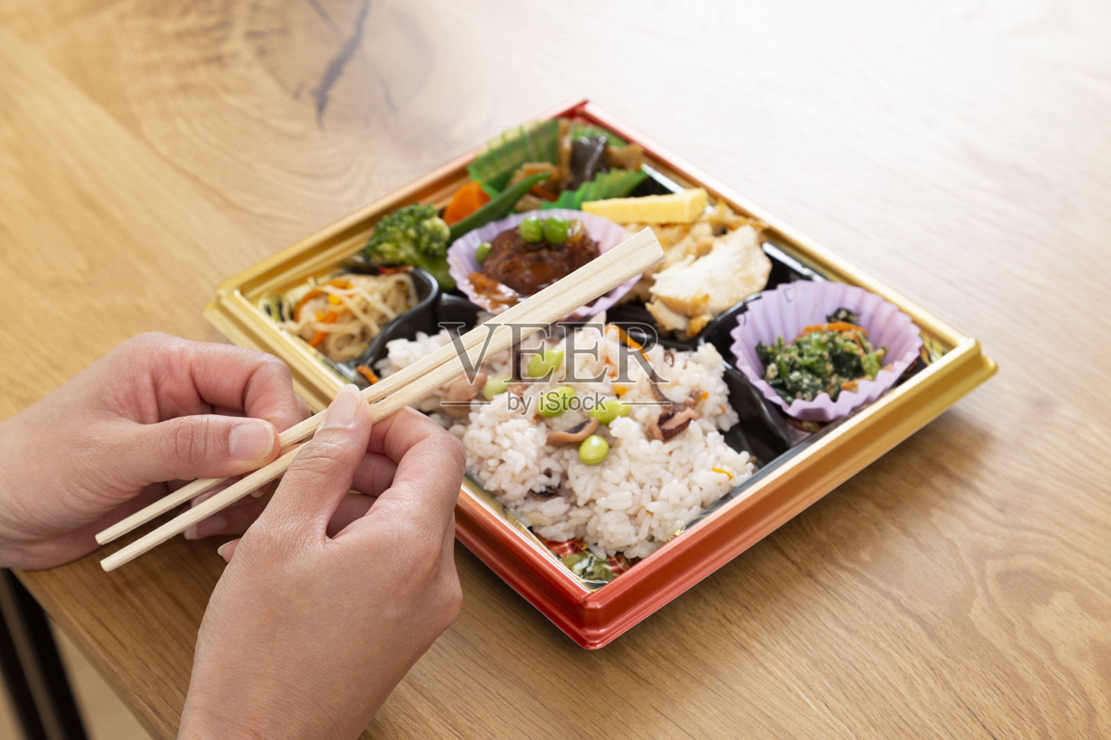 午餐盘拿出来了。照片摄影图片