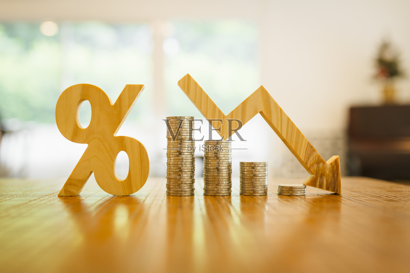 百分比模型,硬币堆和向下箭头,成功的概念,方法,提高或降低美联储利率的系统来纠正通货膨胀的概念。照片摄影图片