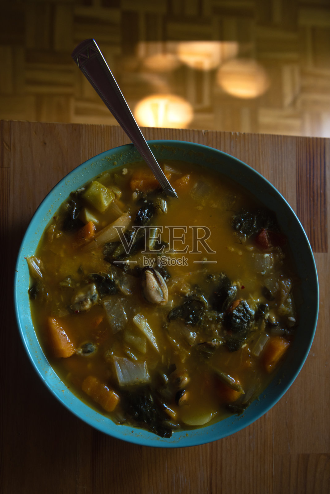 热辣咖喱汤配海鲜、肉和蔬菜。冬季安慰食物背景。照片摄影图片
