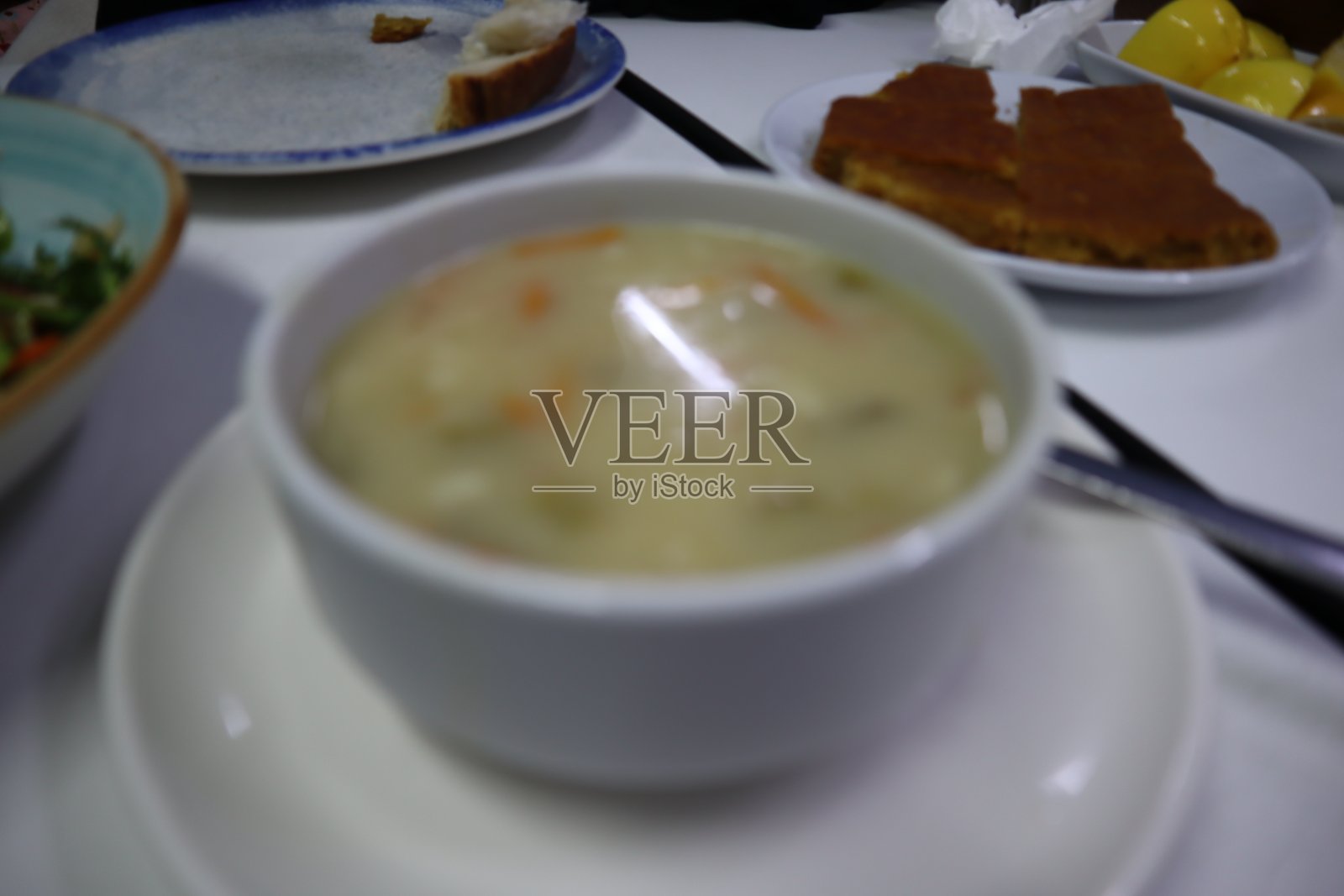 桌上有鱼汤。汤服务。土耳其cousine照片摄影图片