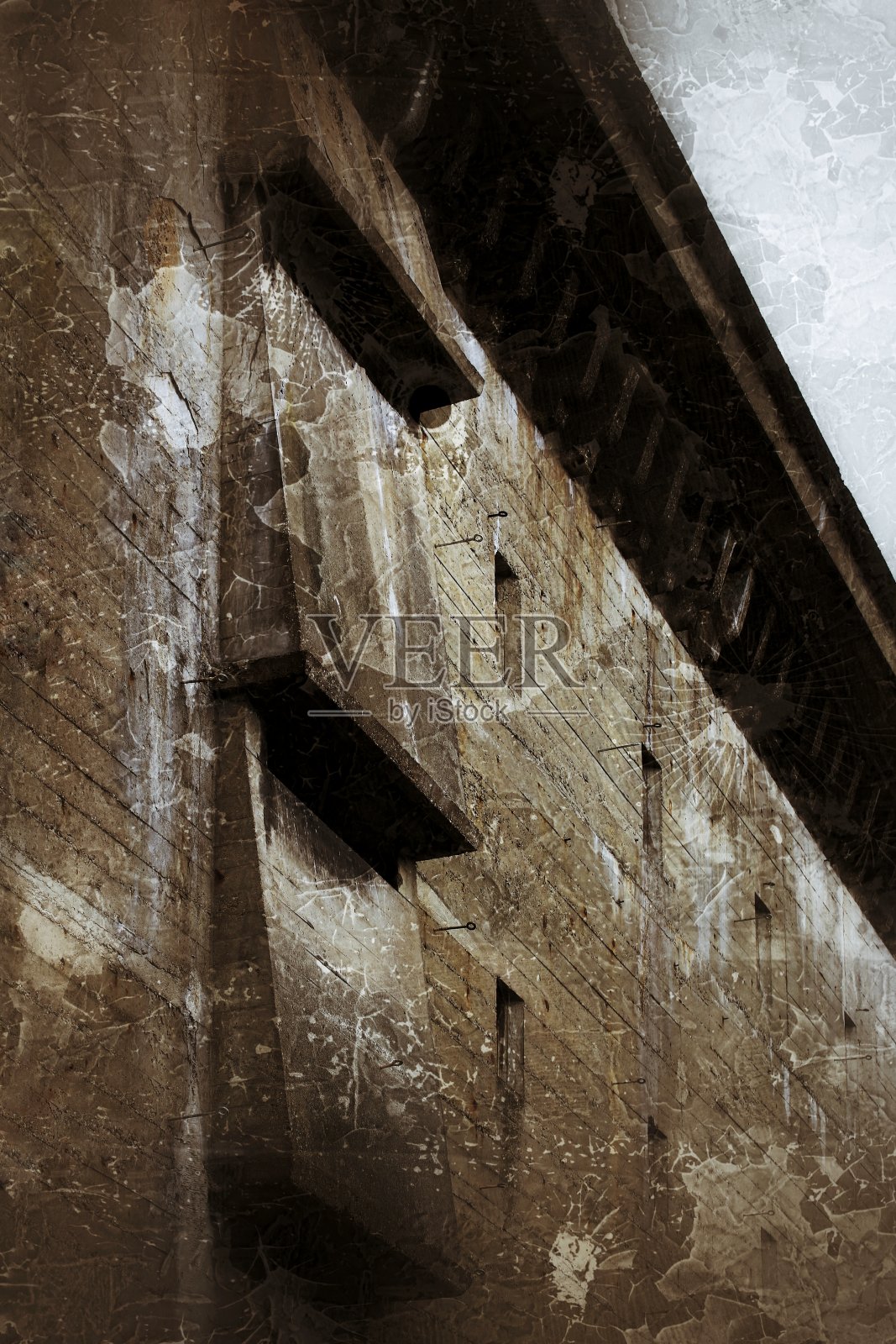 一个混凝土仓库侧面的鼻子状通风口的肮脏镜头照片摄影图片