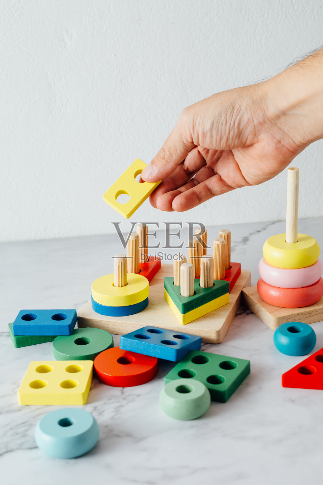 白色织物背景上的婴儿玩具照片摄影图片