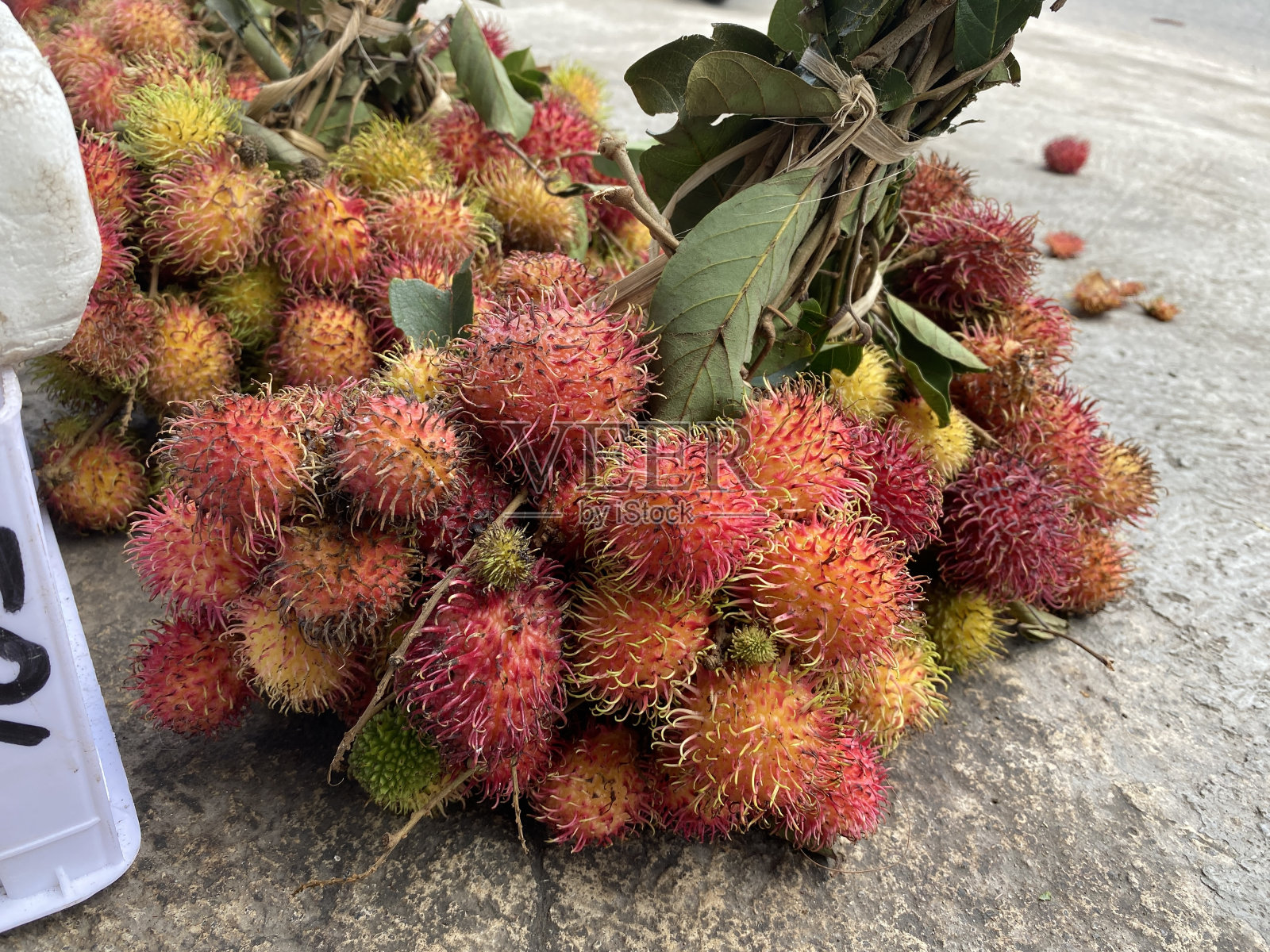 篮子水果店里的一串红毛丹水果是热带水果照片摄影图片