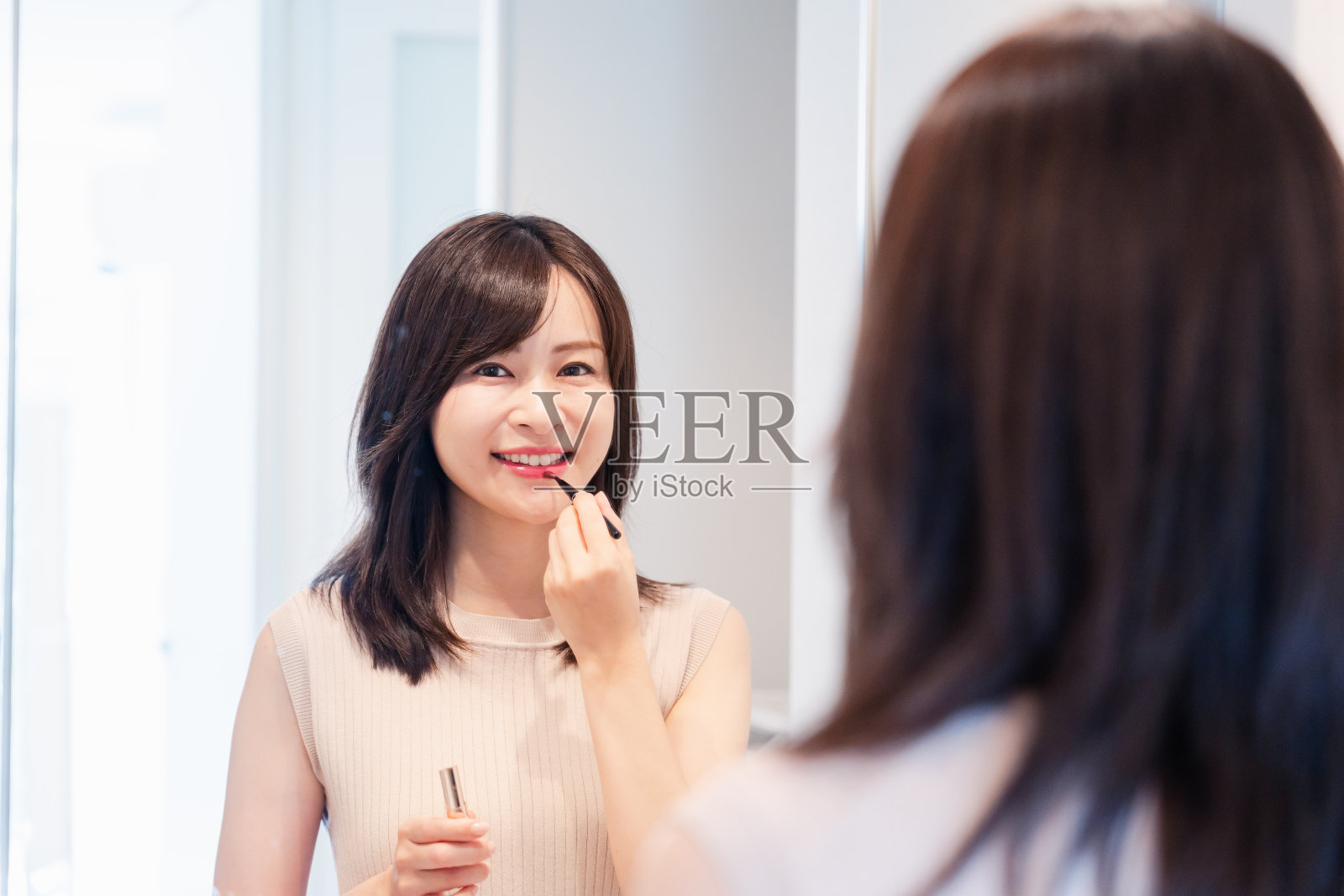 年轻女子在家里化妆照片摄影图片