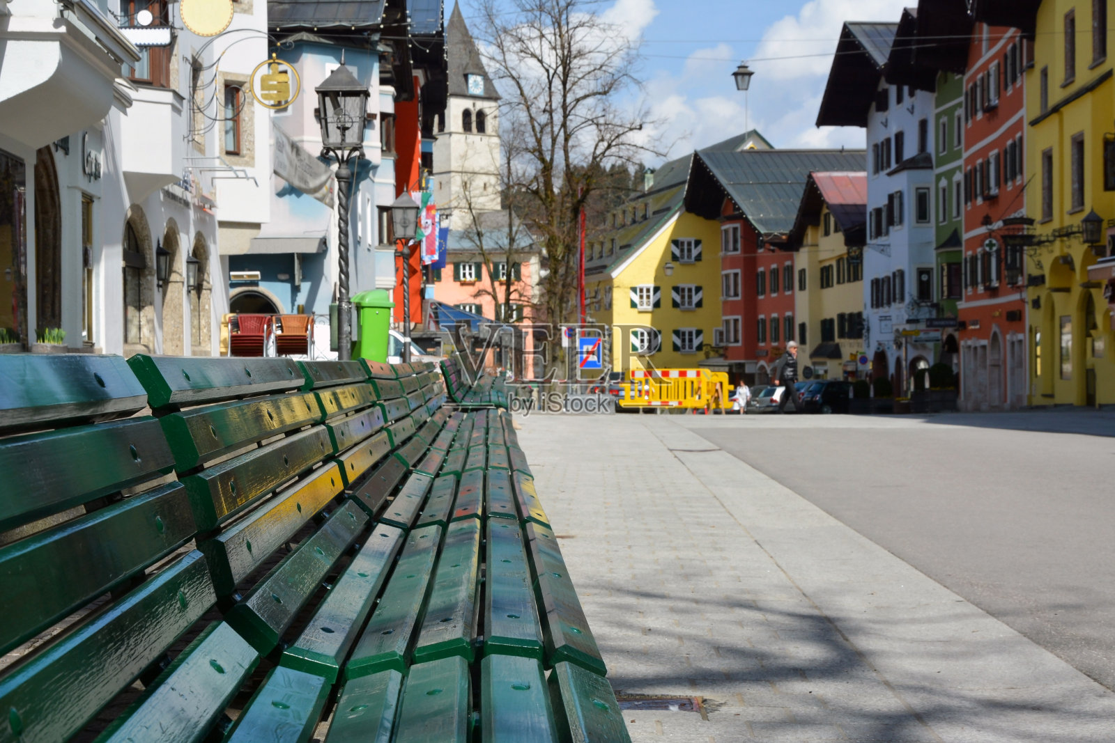 街道上绿色的木凳在老城广场上休息照片摄影图片