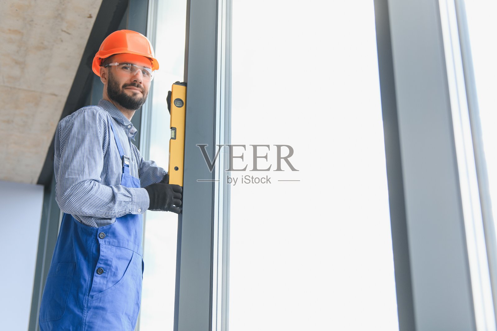 工头在房间里安装了一个窗框照片摄影图片