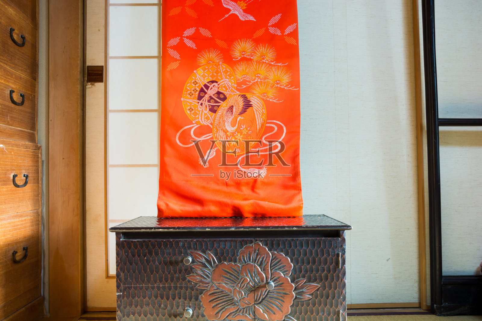 旧的日本梳妆台和橙色的镜子悬挂照片摄影图片