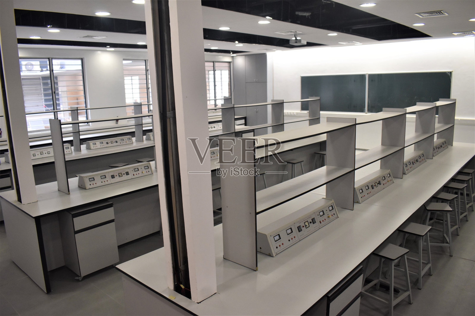 纯净实验室教室照片摄影图片