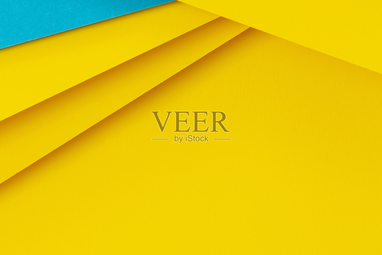 抽象彩色纸背景。最小的几何形状和线条在浅蓝色和黄色的颜色照片摄影图片