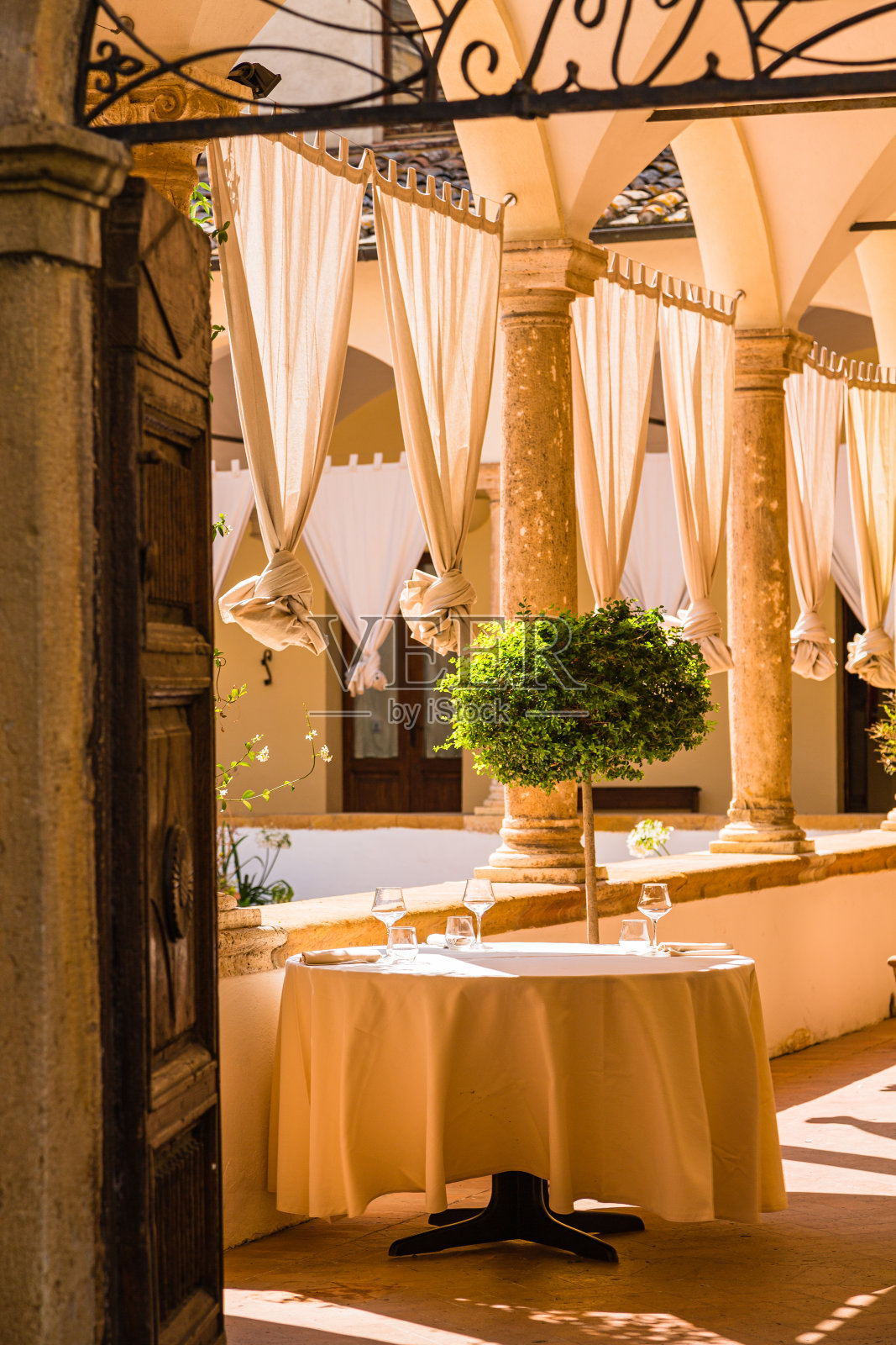 意大利皮恩扎一家餐馆的桌子照片摄影图片