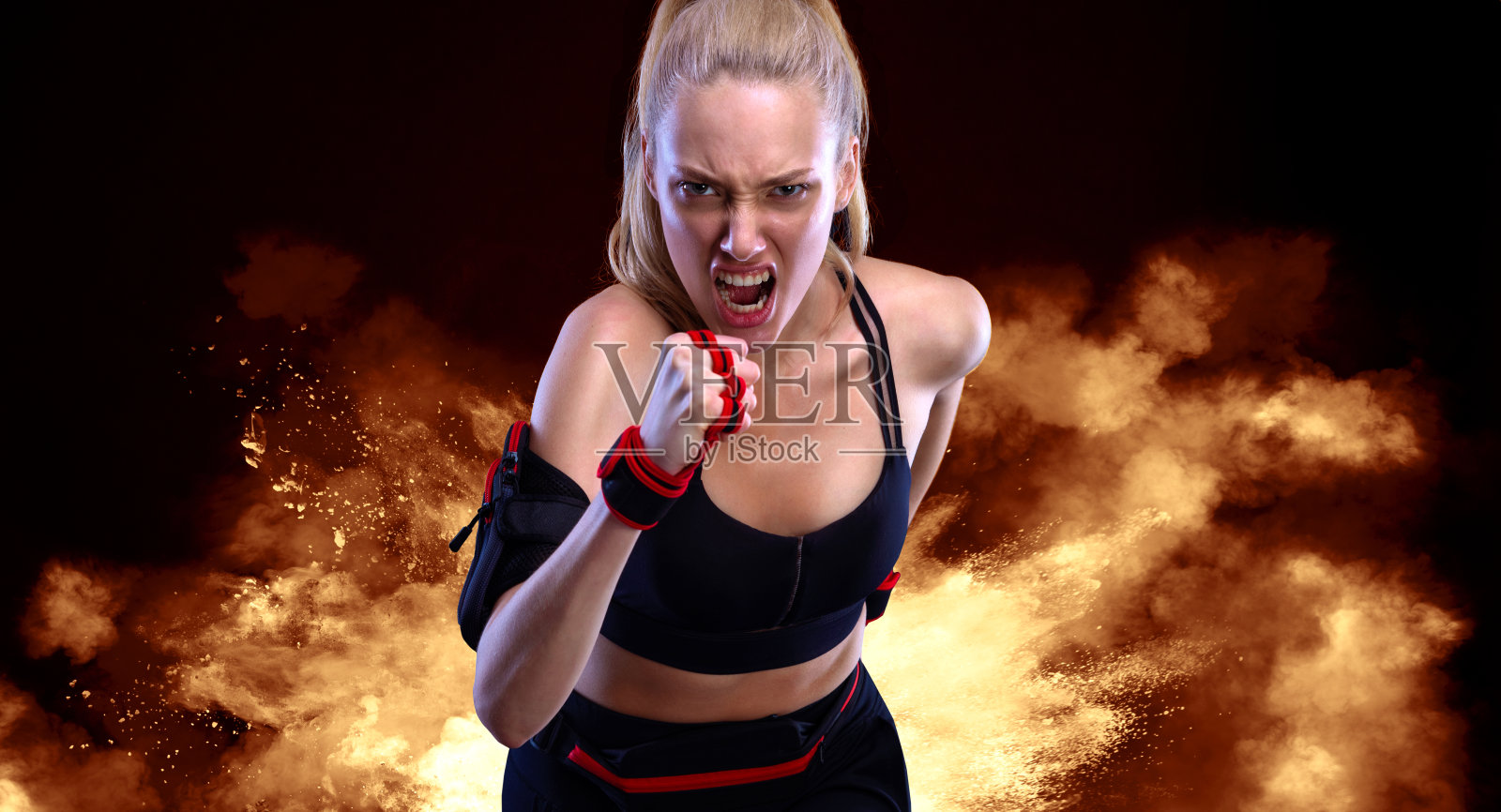 跑步跑步。运动员短跑跑。穿着霓虹色的女性影响者。下载健身俱乐部在社交网络上做广告的图片。运动动机音乐或视频的封面。照片摄影图片