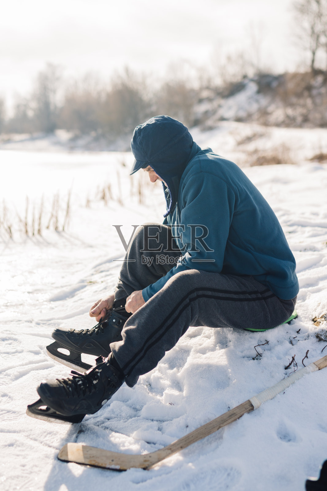 练习前穿溜冰鞋的年长男曲棍球运动员照片摄影图片