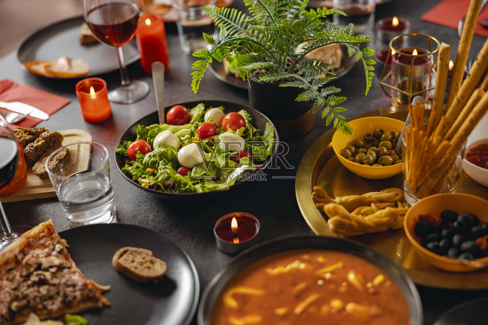 早午餐餐桌设置与美味可口的食物和饮料准备假日家庭晚餐照片摄影图片