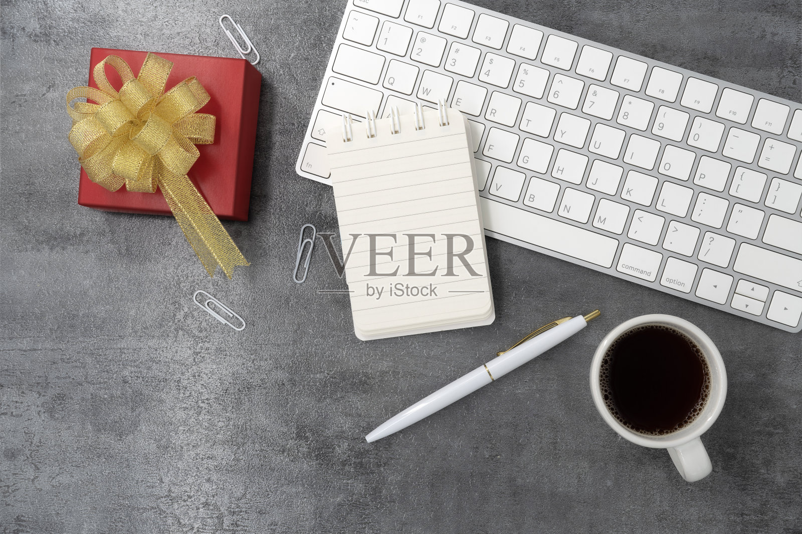 礼盒与键盘上的石头纹理背景。规划。平的。前视图。照片摄影图片