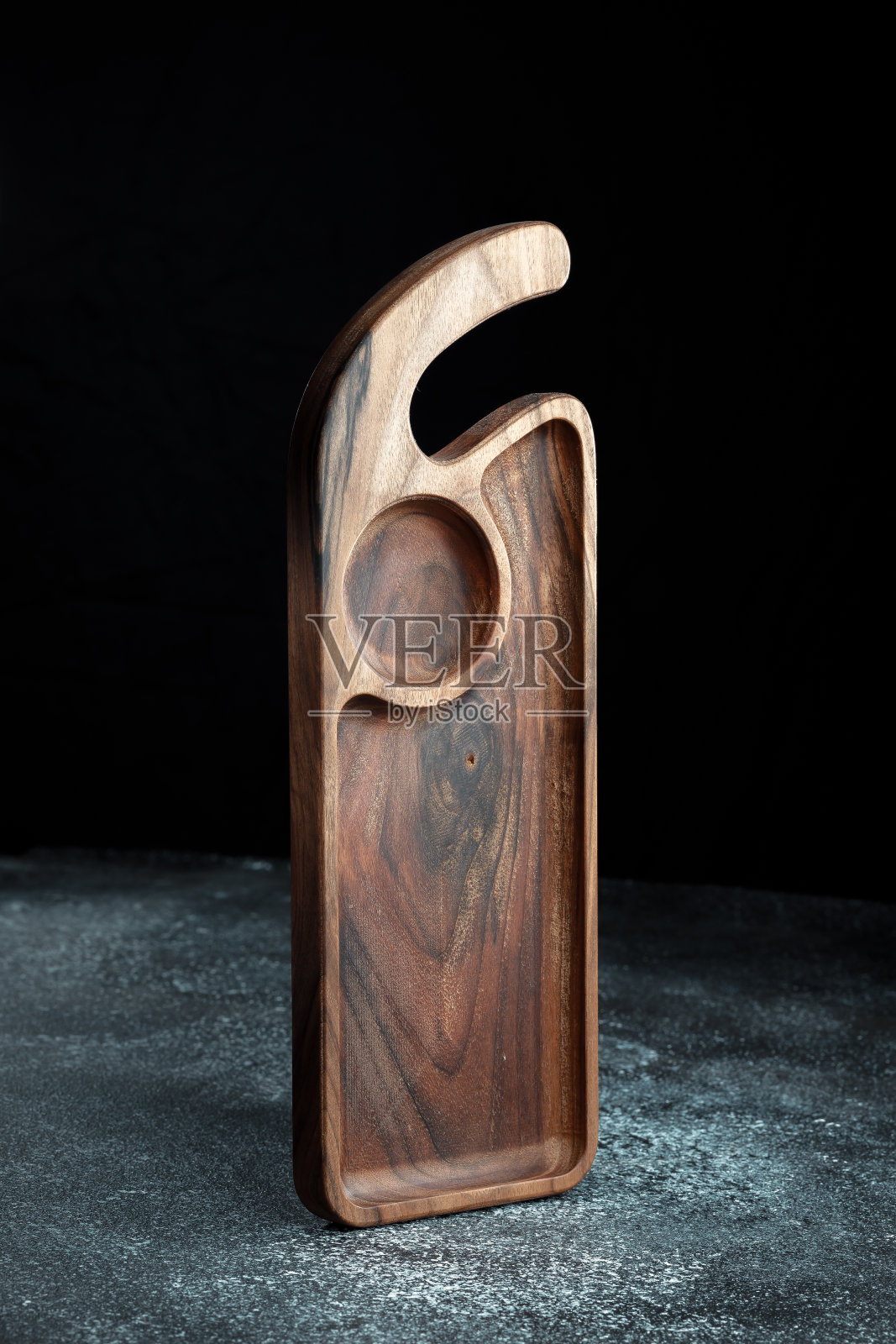 餐具柜是木制的,可以放零食、水果、坚果、奶酪、肉类和原汁原味的主菜。照片摄影图片