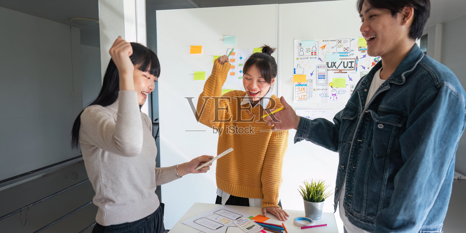 Ux开发人员和Ui设计师成功创意智能休闲装讨论手机应用程序设计庆祝五后处理办公室感觉快乐照片摄影图片