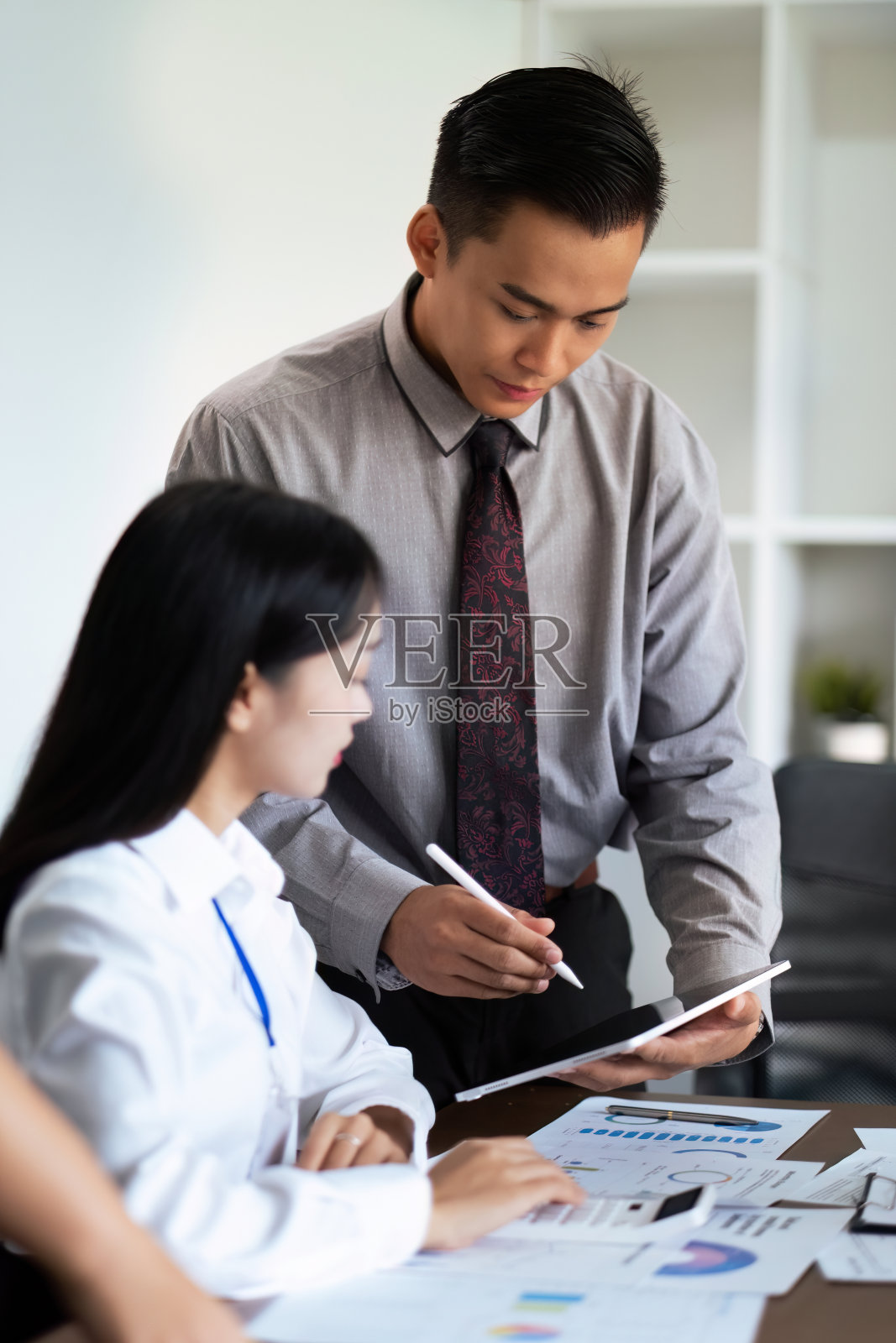商务人士与亚洲人讨论投资项目工作和头脑风暴计划策略。商务人士在办公室聊天照片摄影图片
